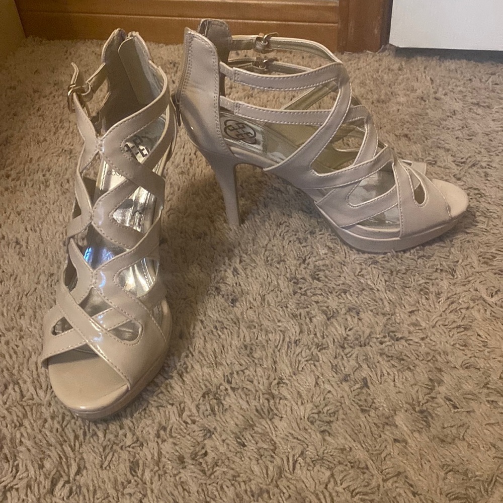 Daisy Fuentes Size 8 Strappy Nude Heels